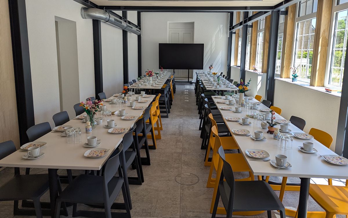 Blick in Veranstaltungsraum der Orangerie Hechingen mit Bestuhlung für eine Geburtstagsfeier
